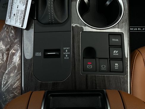 New 2026 Toyota Highlander Platinum image 25