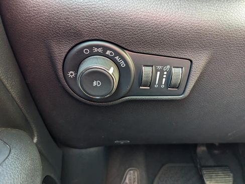 Used 2025 Jeep Compass Trailhawk w/ Trailhawk Elite Group AWD/4WD image 31