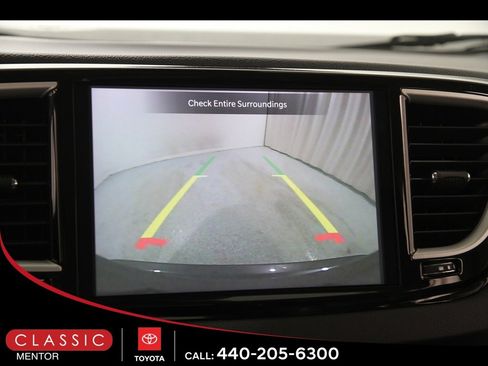 Used 2023 Chrysler Pacifica Touring-L image 13