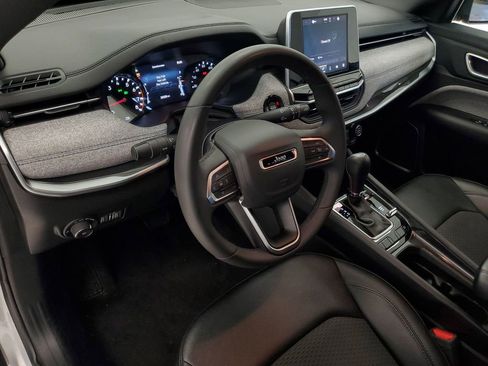 Used 2025 Jeep Compass Latitude image 9