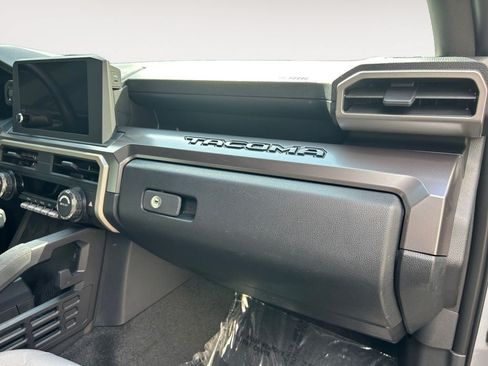Used 2025 Toyota Tacoma SR5 AWD/4WD image 26