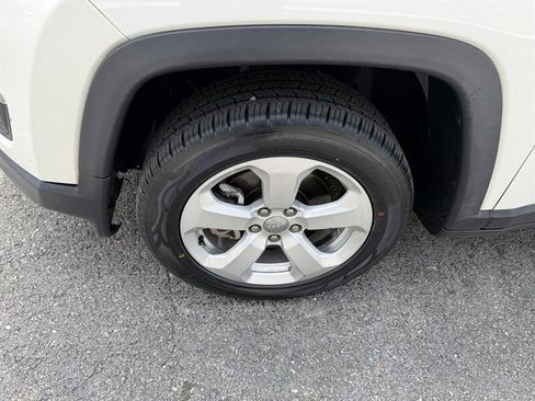 Used 2019 Jeep Compass Latitude w/ Cold Weather Group AWD/4WD image 12