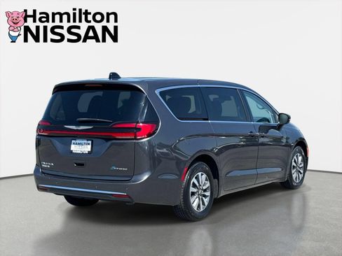 Used 2023 Chrysler Pacifica Touring-L FWD image 2