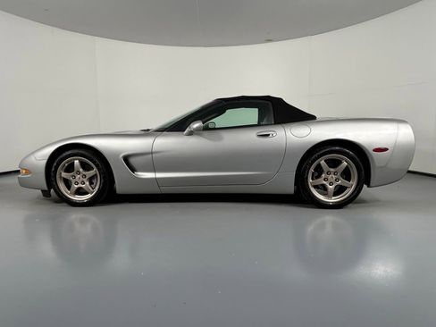 Used 2004 Chevrolet Corvette Convertible w/ Preferred Equipment Group RWD image 9