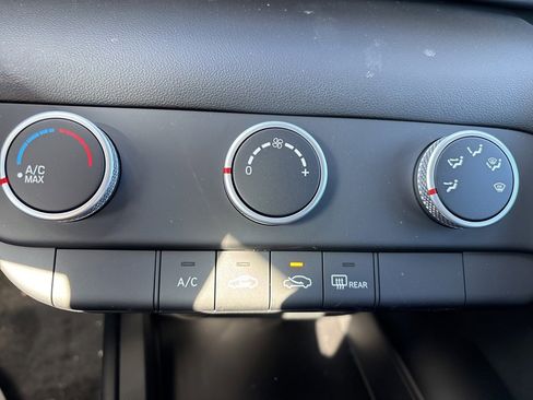 New 2025 Hyundai Elantra SE image 18