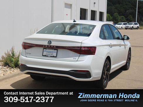 Used 2025 Volkswagen Jetta SE w/ Sunroof Package FWD image 2