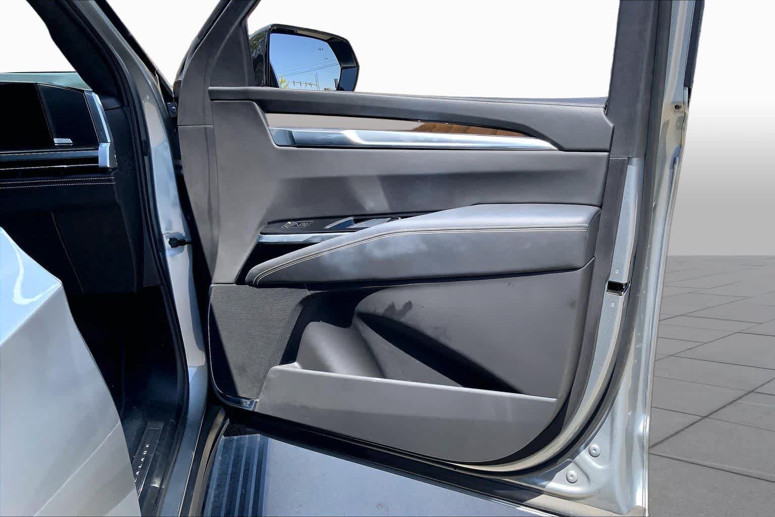Used 2025 Cadillac Escalade Premium Luxury Platinum w/ LPO, Floor Liner Package AWD/4WD image 21