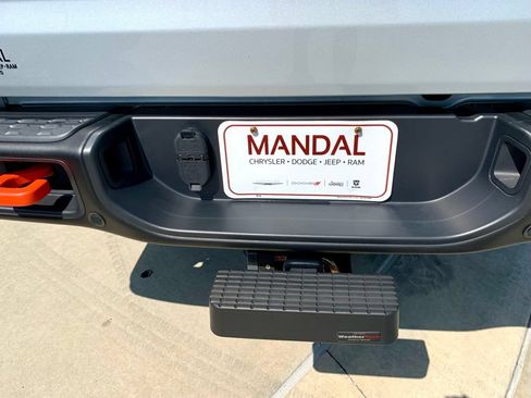 Used 2024 Jeep Gladiator Mojave AWD/4WD image 18
