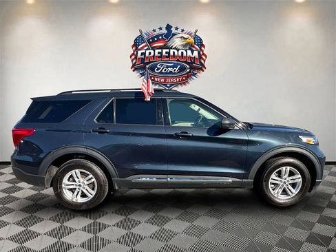 Used 2023 Ford Explorer XLT AWD/4WD image 3