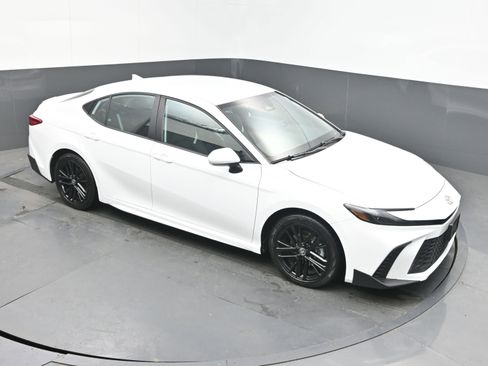 Used 2025 Toyota Camry SE FWD image 30