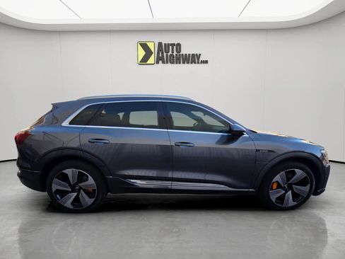 Used 2019 Audi e-tron Prestige w/ Prestige Package image 2