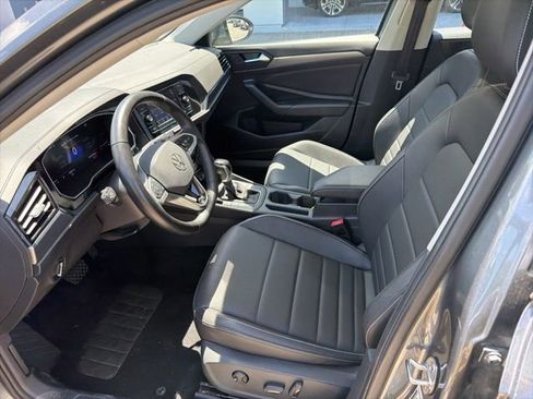 Used 2024 Volkswagen Jetta SE FWD image 5