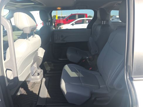 Used 2023 Toyota Sienna XLE image 19