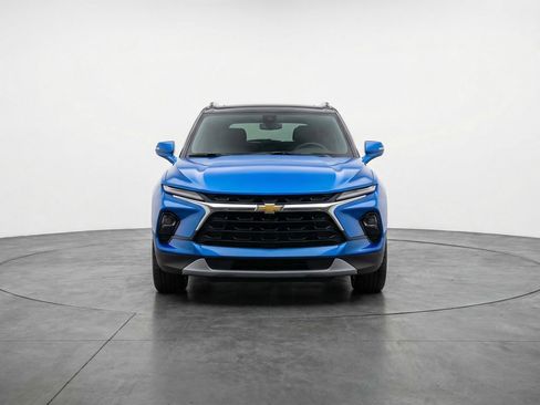 Used 2025 Chevrolet Blazer LT image 2
