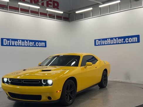 Used 2017 Dodge Challenger SXT w/ Driver Convenience Group RWD image 6