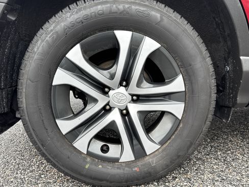 Used 2018 Toyota RAV4 LE w/ All Weather Liner Package AWD/4WD image 29