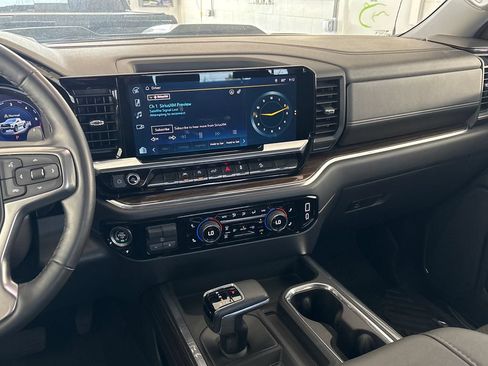 Used 2024 Chevrolet Silverado 1500 LT Trail Boss w/ Dark Appearance Package AWD/4WD image 24