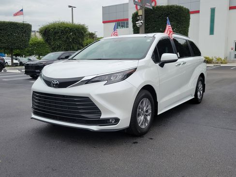 Used 2026 Toyota Sienna XLE FWD image 6