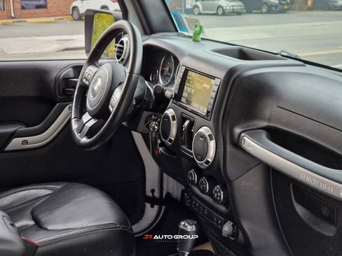 Used 2018 Jeep Wrangler Unlimited Sahara w/ Connectivity Group image 10