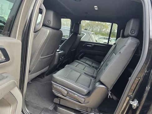 Used 2025 Chevrolet Suburban Z71 image 16