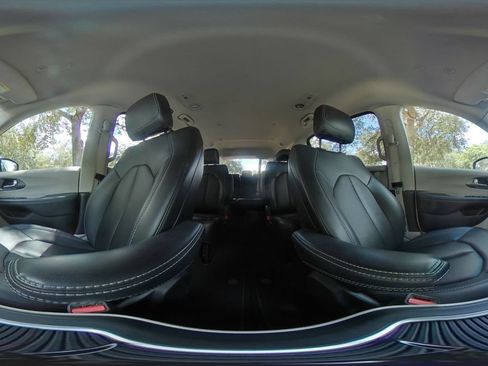 Used 2024 Chrysler Pacifica Touring-L FWD image 40