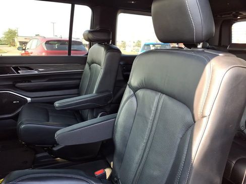 Certified 2022 Jeep Wagoneer Series III w/ Flexible Seating Group AWD/4WD image 15