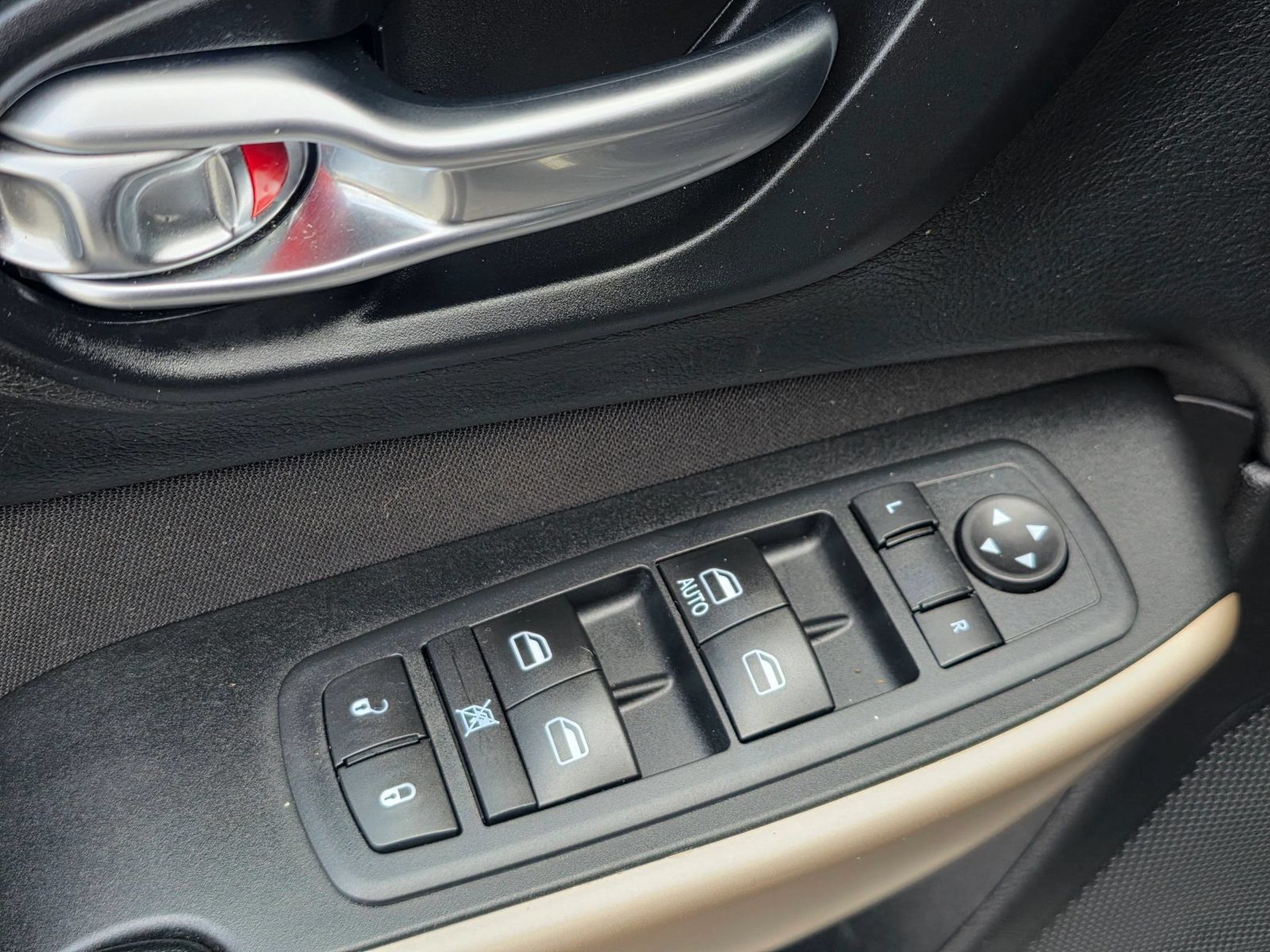 Used 2018 Jeep Cherokee Latitude w/ Altitude Package AWD/4WD image 19