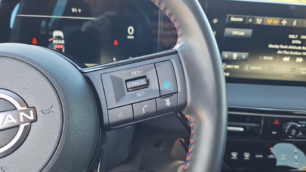Certified 2025 Nissan Kicks SR FWD image 8