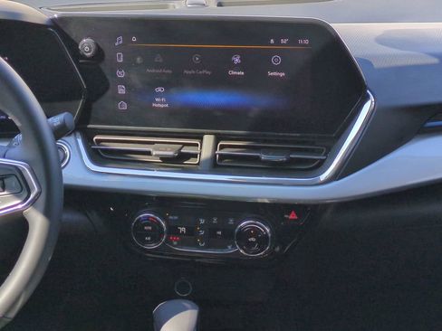 Used 2025 Chevrolet Trax LT w/ LT Convenience Package image 17