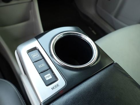 Used 2017 Toyota Prius V Five image 25