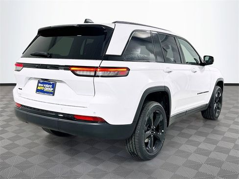 New 2025 Jeep Grand Cherokee Altitude image 4