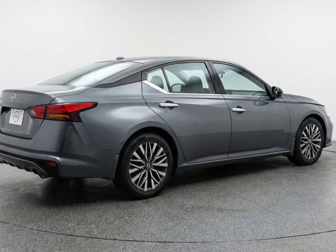 Used 2025 Nissan Altima 2.5 SV FWD image 9