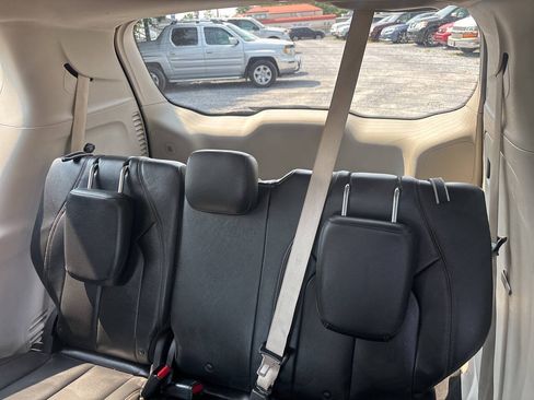 Used 2017 Chrysler Pacifica Touring-L FWD image 16