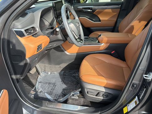 Used 2024 Toyota Highlander Platinum FWD image 10