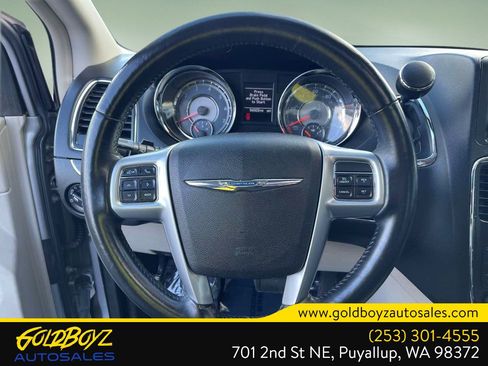 Used 2013 Chrysler Town & Country Touring-L w/ Driver Convenience Group image 34