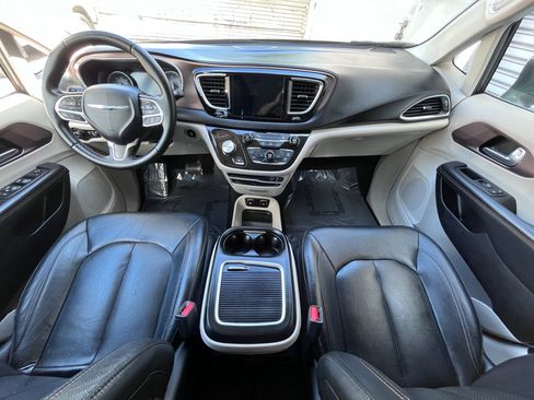 Used 2017 Chrysler Pacifica Touring-L Plus w/ Tire & Wheel Group image 21