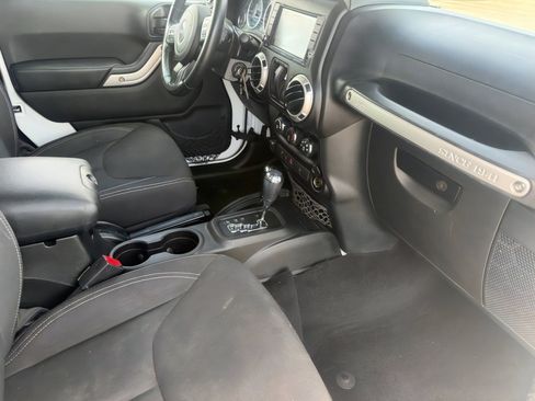 Used 2017 Jeep Wrangler Sahara w/ Connectivity Group image 12