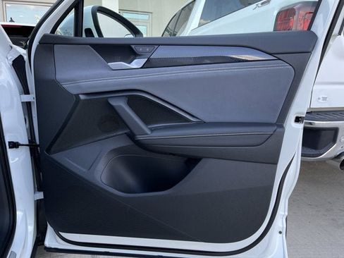 New 2025 Volkswagen Tiguan SE image 18