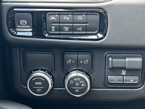 New 2026 GMC Yukon XL Denali w/ Denali Reserve Package image 17