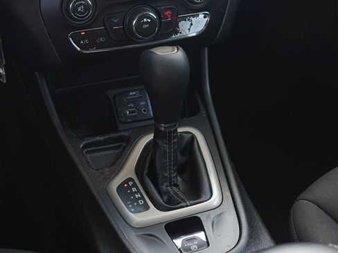 Used 2017 Jeep Cherokee Latitude w/ Comfort & Sound Group FWD image 21