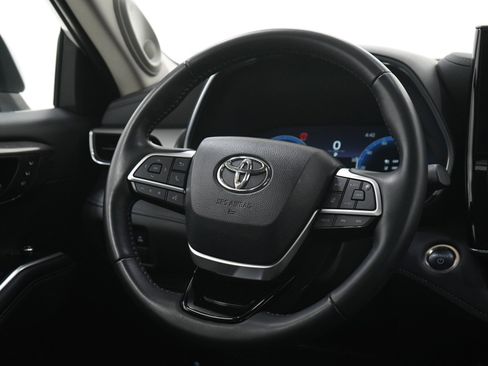 Used 2025 Toyota Highlander Platinum image 16