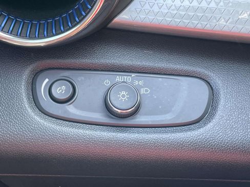 Used 2025 Chevrolet Trax LT FWD image 18