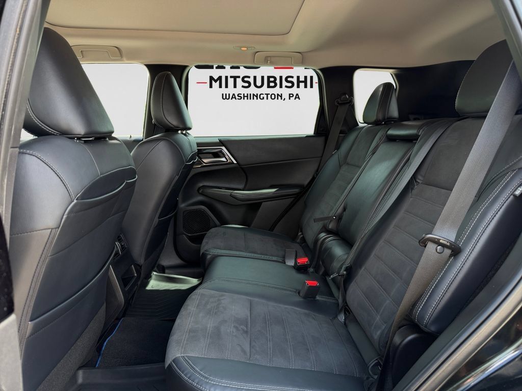 Used 2023 Mitsubishi Outlander 4WD Plug-In Hybrid image 9