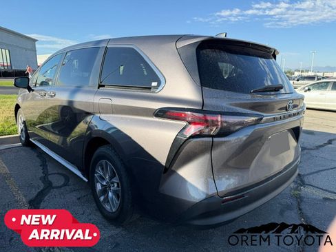 Used 2024 Toyota Sienna LE FWD image 18