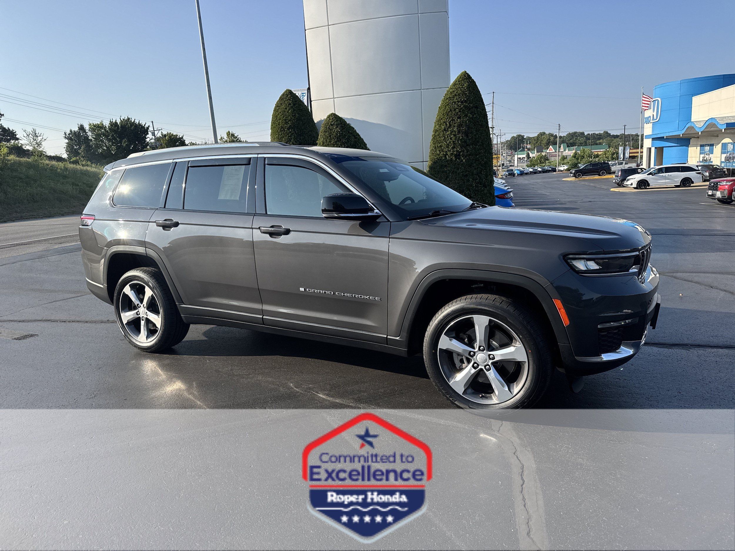 Used 2022 Jeep Grand Cherokee L Limited AWD/4WD image 1