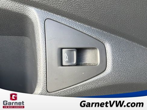 Used 2025 Volkswagen Jetta SE image 39