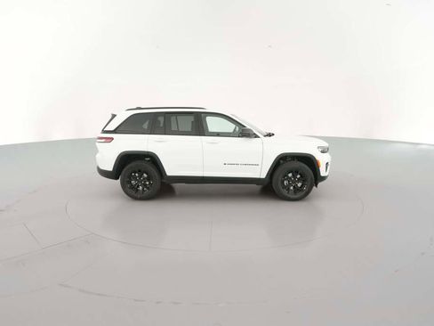 New 2025 Jeep Grand Cherokee Altitude image 14