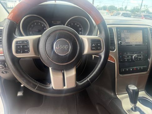 Used 2013 Jeep Grand Cherokee Overland AWD/4WD image 15