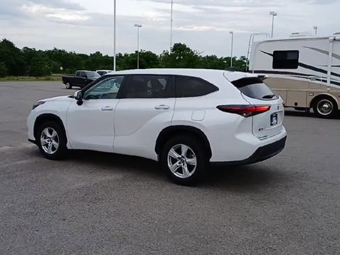 Used 2024 Toyota Highlander LE FWD image 6