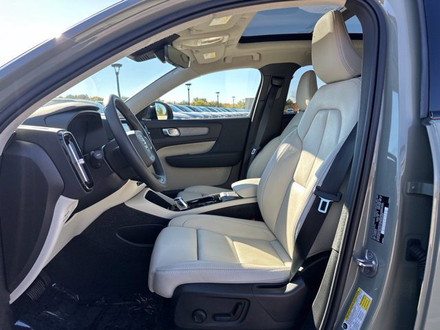 Certified 2025 Volvo XC40 B5 Plus w/ Protection Package Premier AWD/4WD image 17